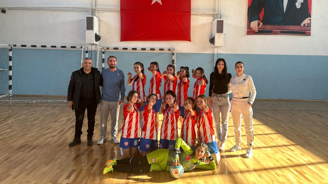 Kız Futsal Turnuvasında Çeyrek Finale Yükseldik